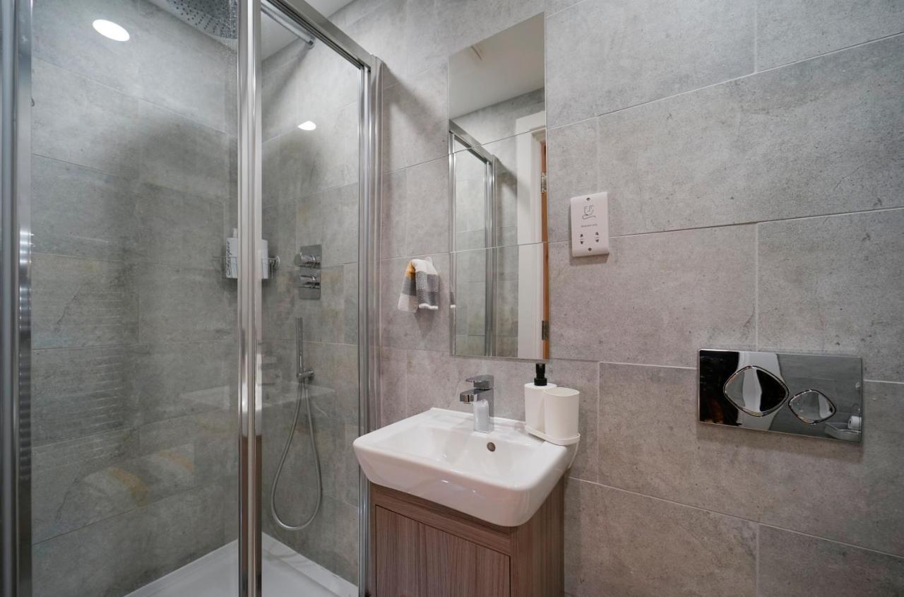 Modern 2 Bed Apartment With Juliet Balcony - Dhb Stays Leeds  Bagian luar foto