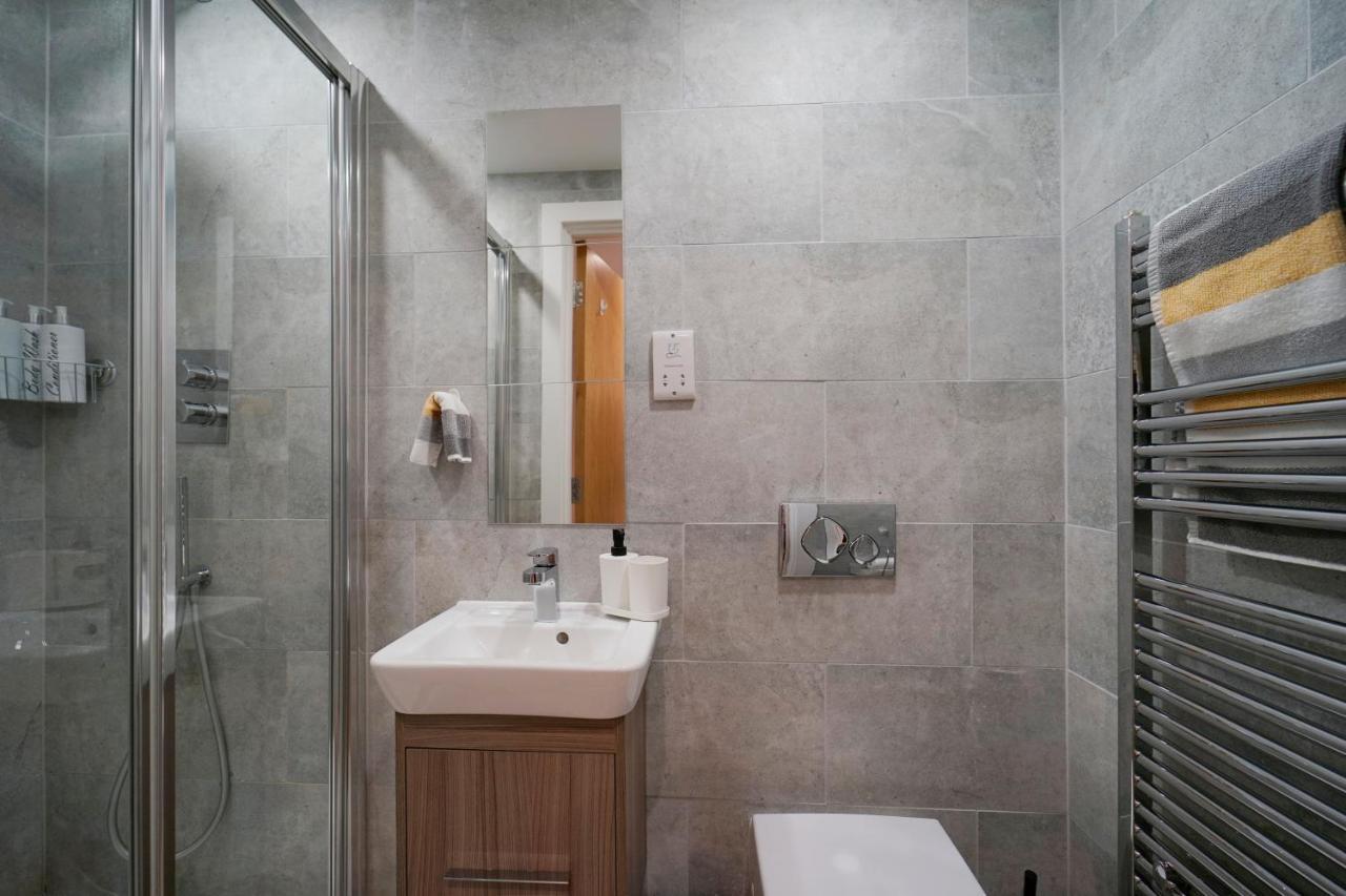 Modern 2 Bed Apartment With Juliet Balcony - Dhb Stays Leeds  Bagian luar foto